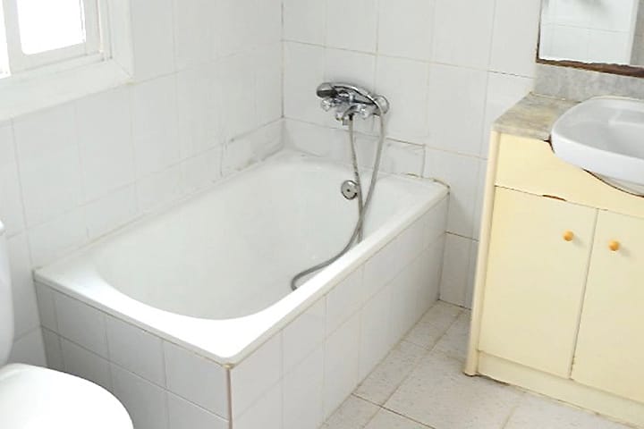 07 bathroom before agullers