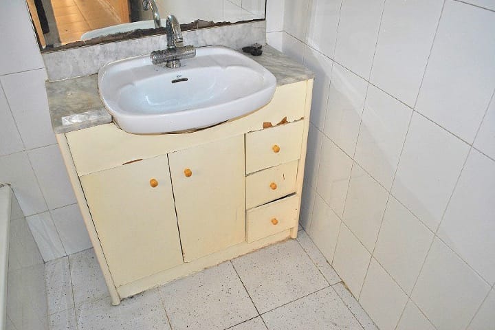 08 bathroom before agullers